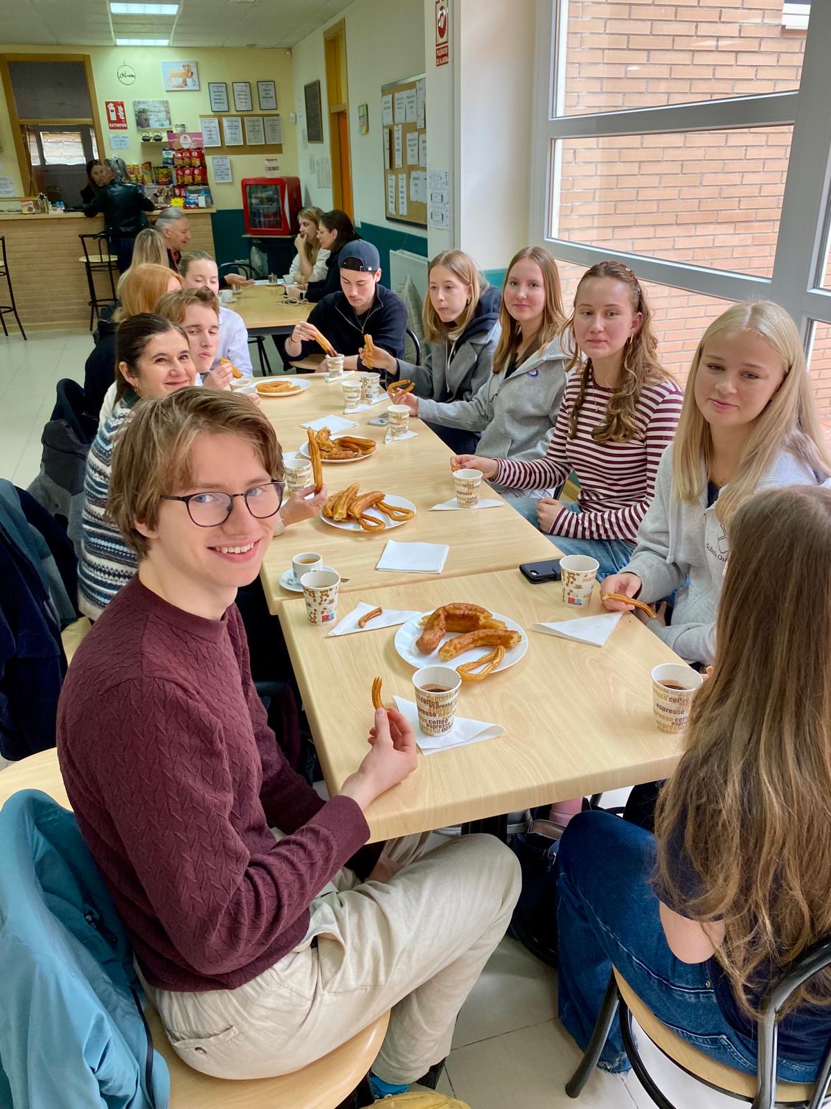 en gruppe mennesker som sitter ved et bord