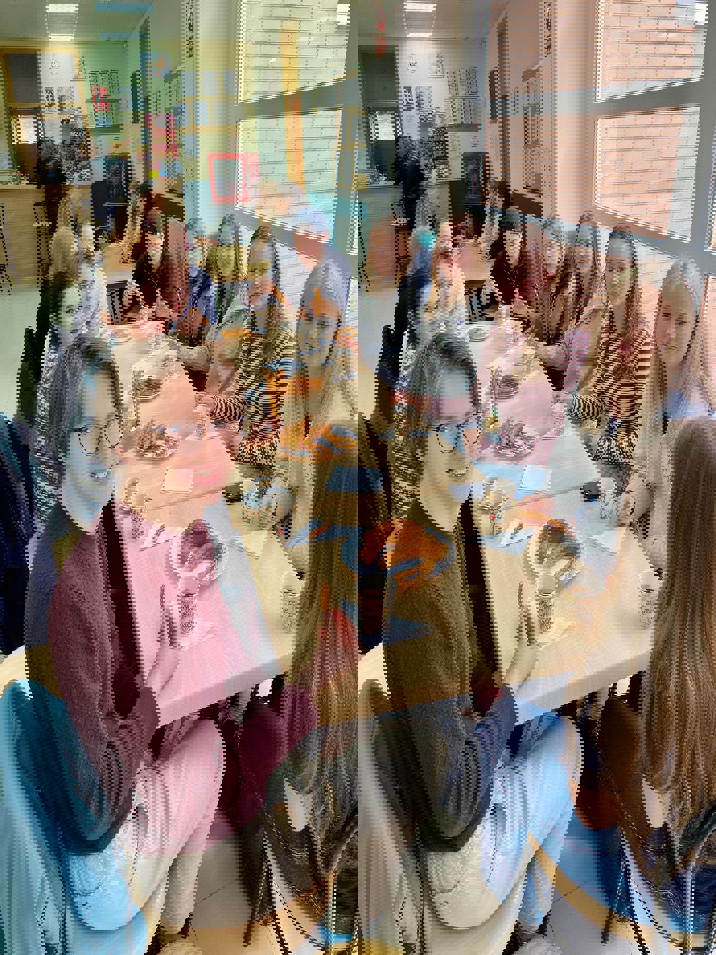 en gruppe mennesker som sitter ved et bord