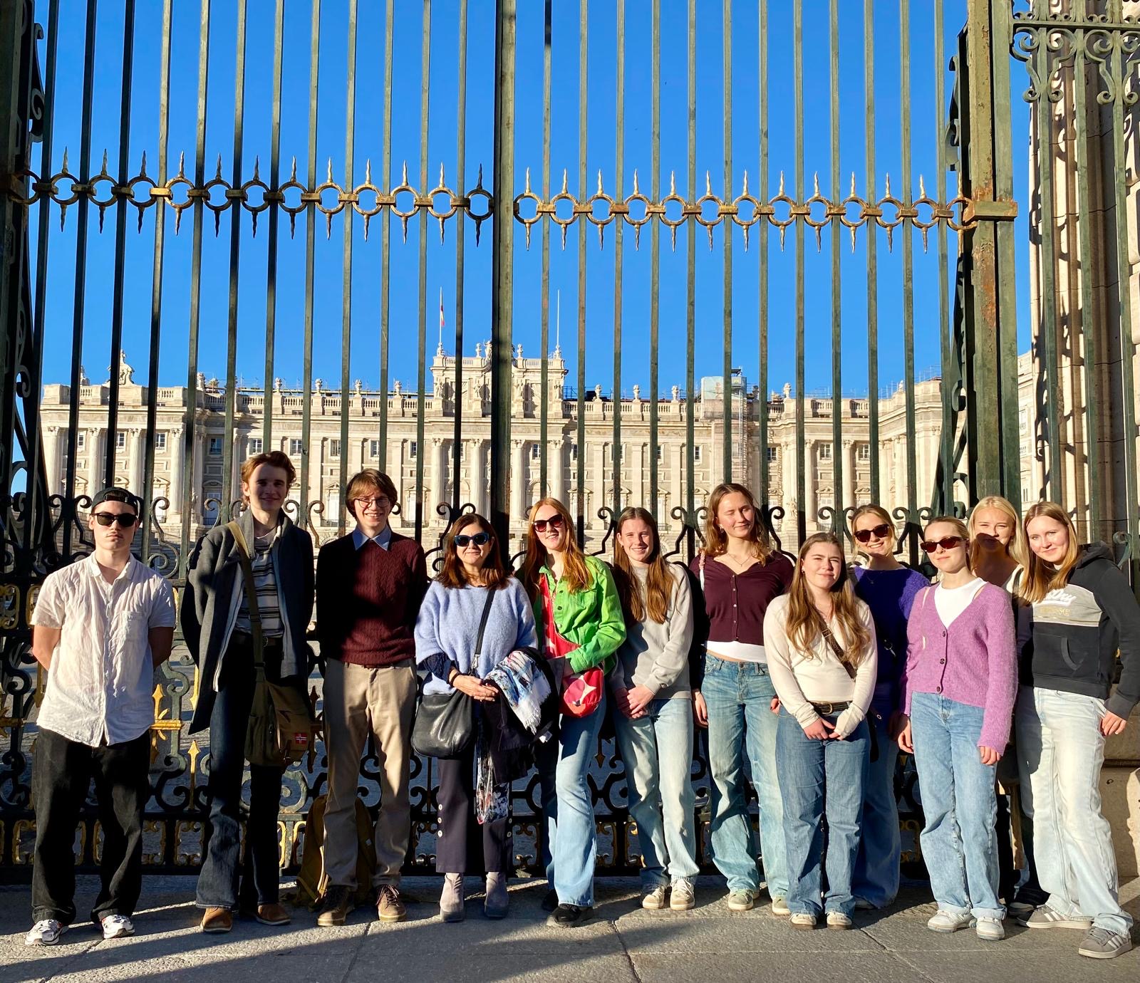 en gruppe mennesker som poserer for et bilde