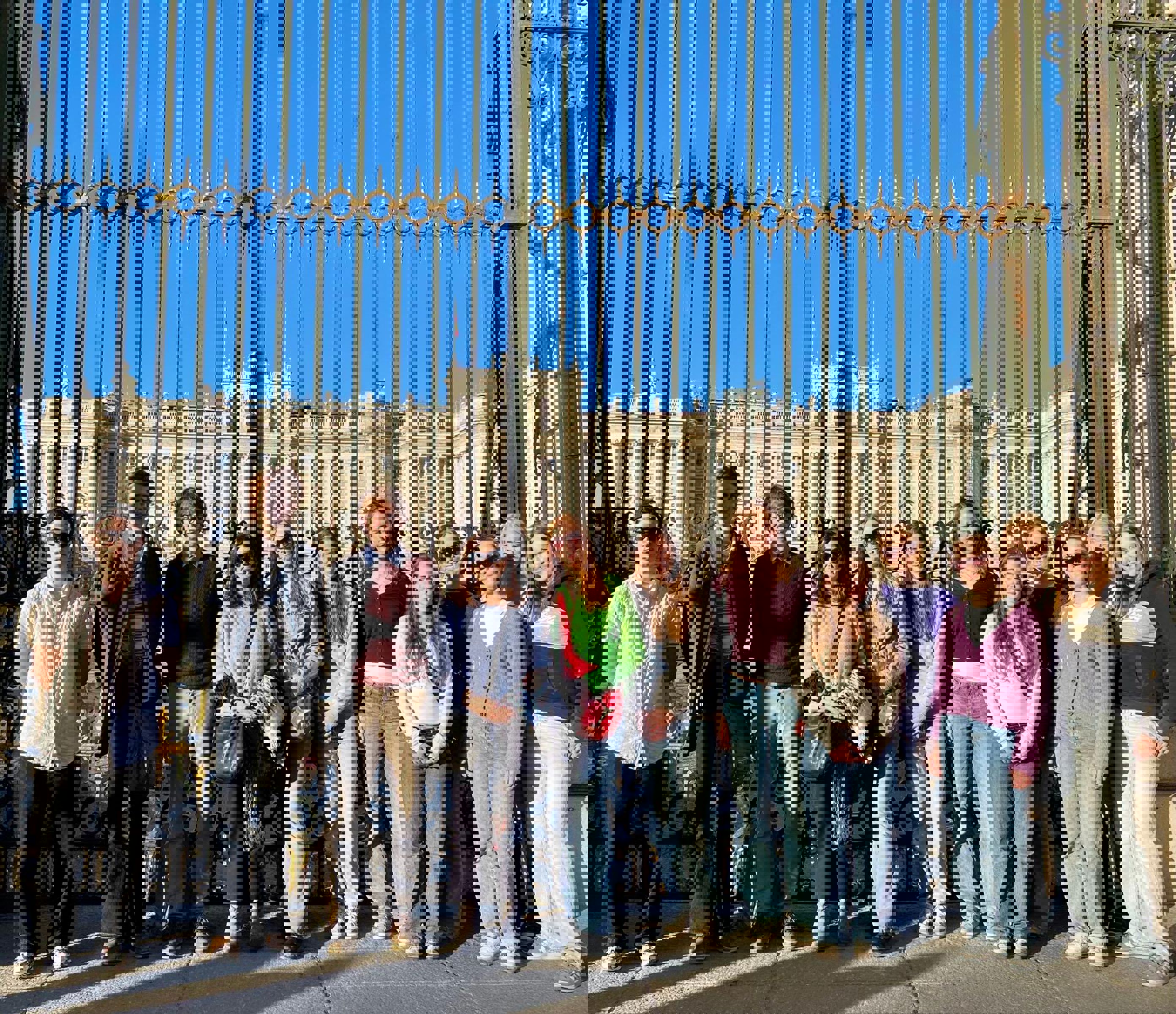 en gruppe mennesker som poserer for et bilde