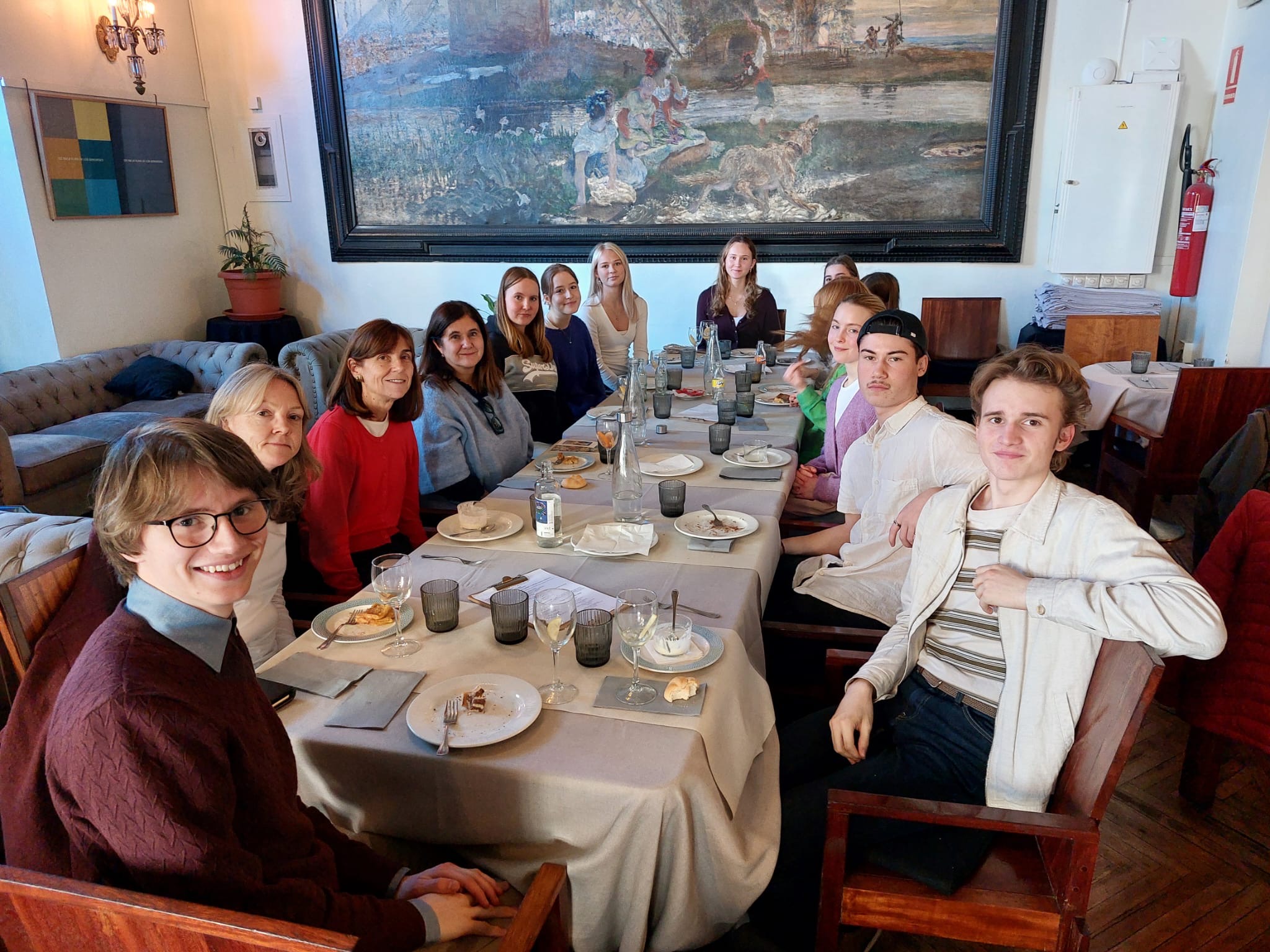 en gruppe mennesker som sitter rundt et bord