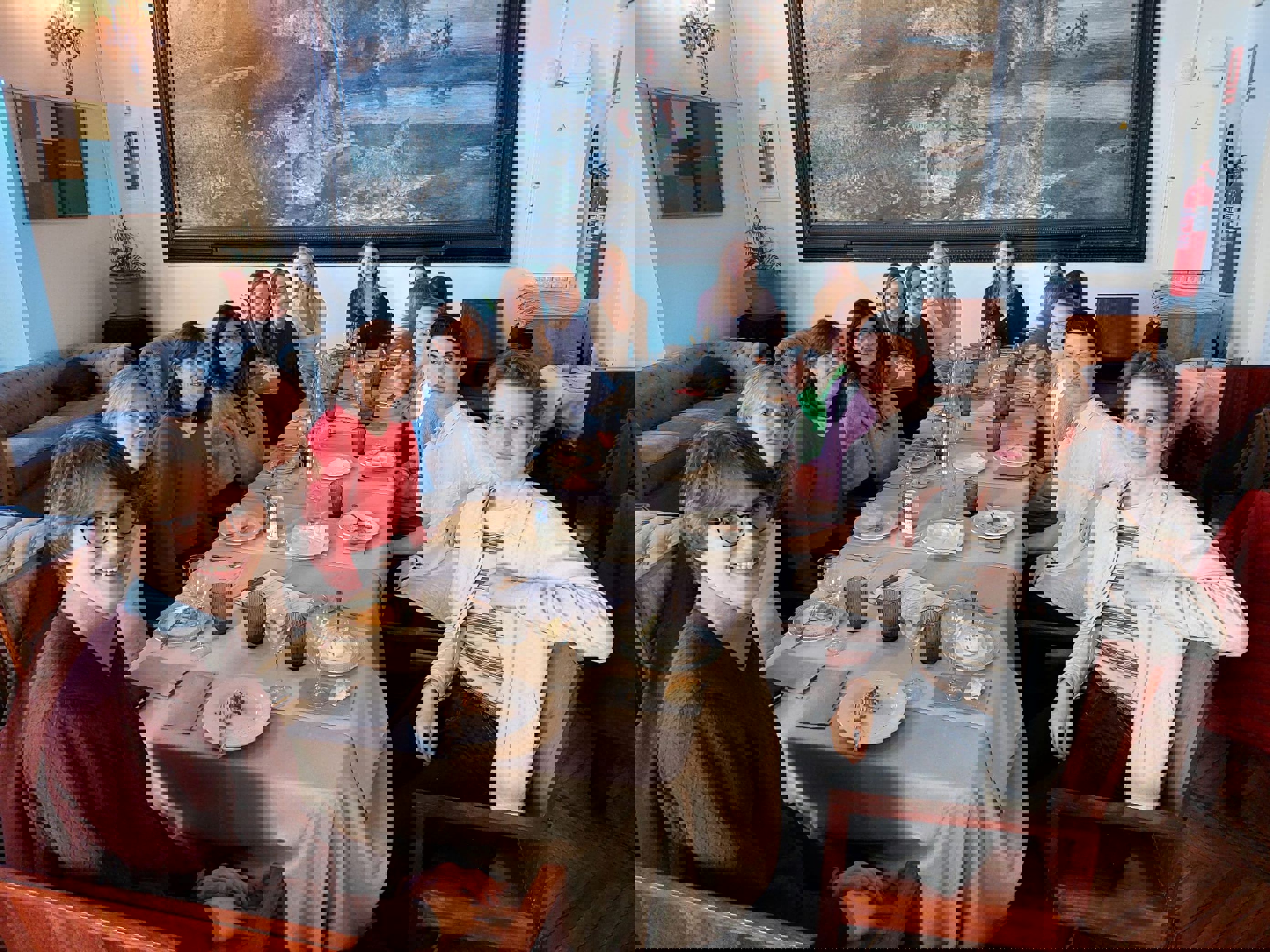 en gruppe mennesker som sitter rundt et bord