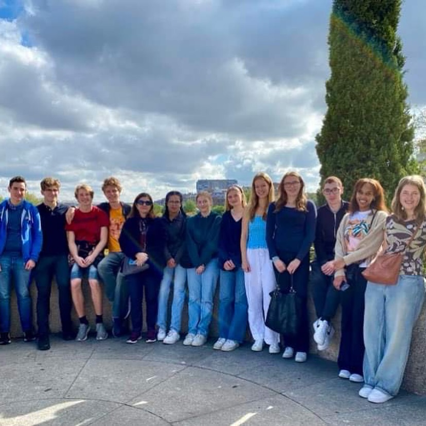 en gruppe mennesker som poserer for et bilde