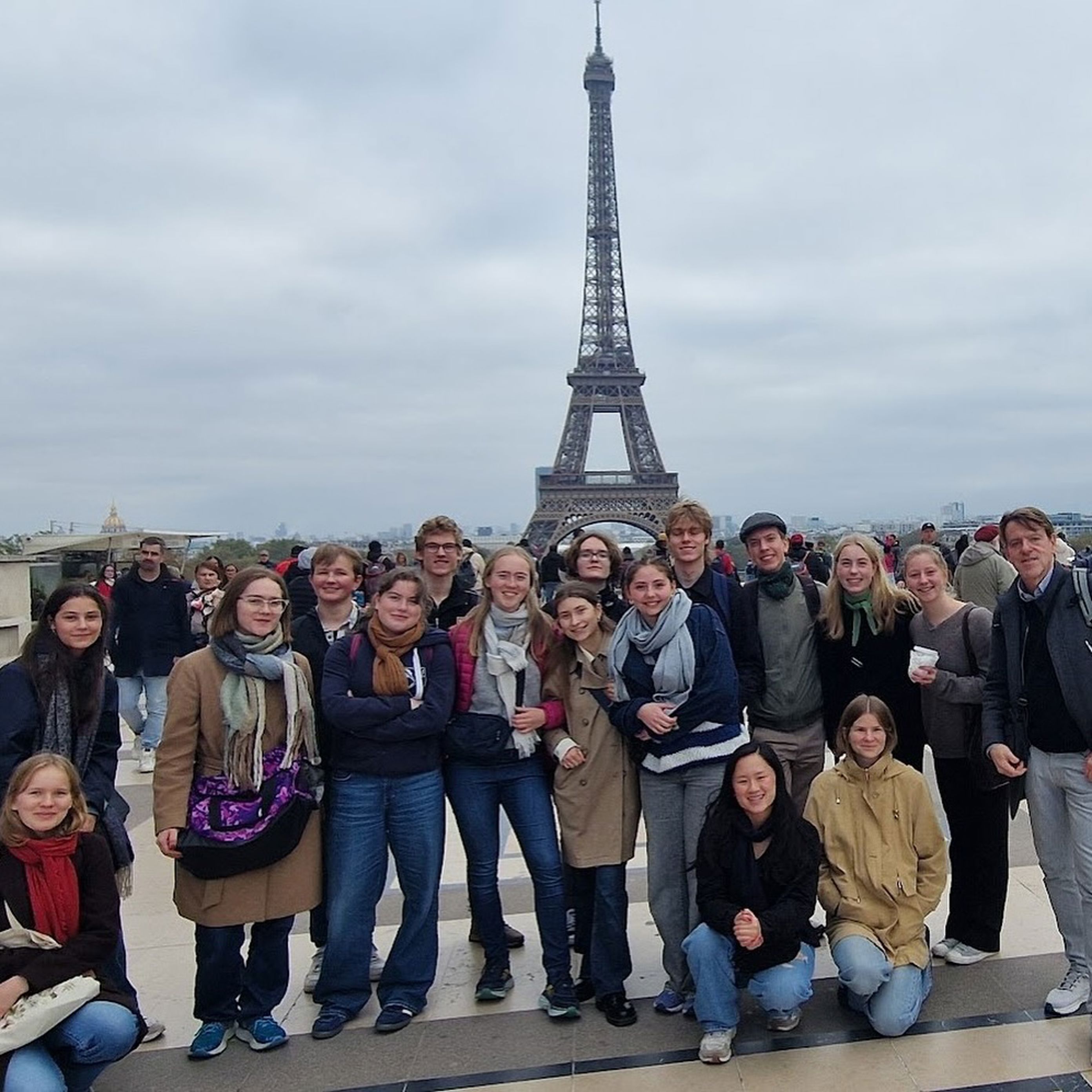 Foto: Ulysse Le Bihan en gruppe mennesker som poserer for et bilde foran et høyt tårn