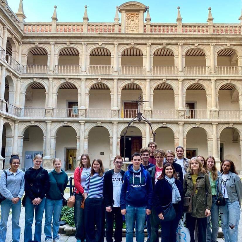 en gruppe mennesker som poserer for et bilde foran en bygning