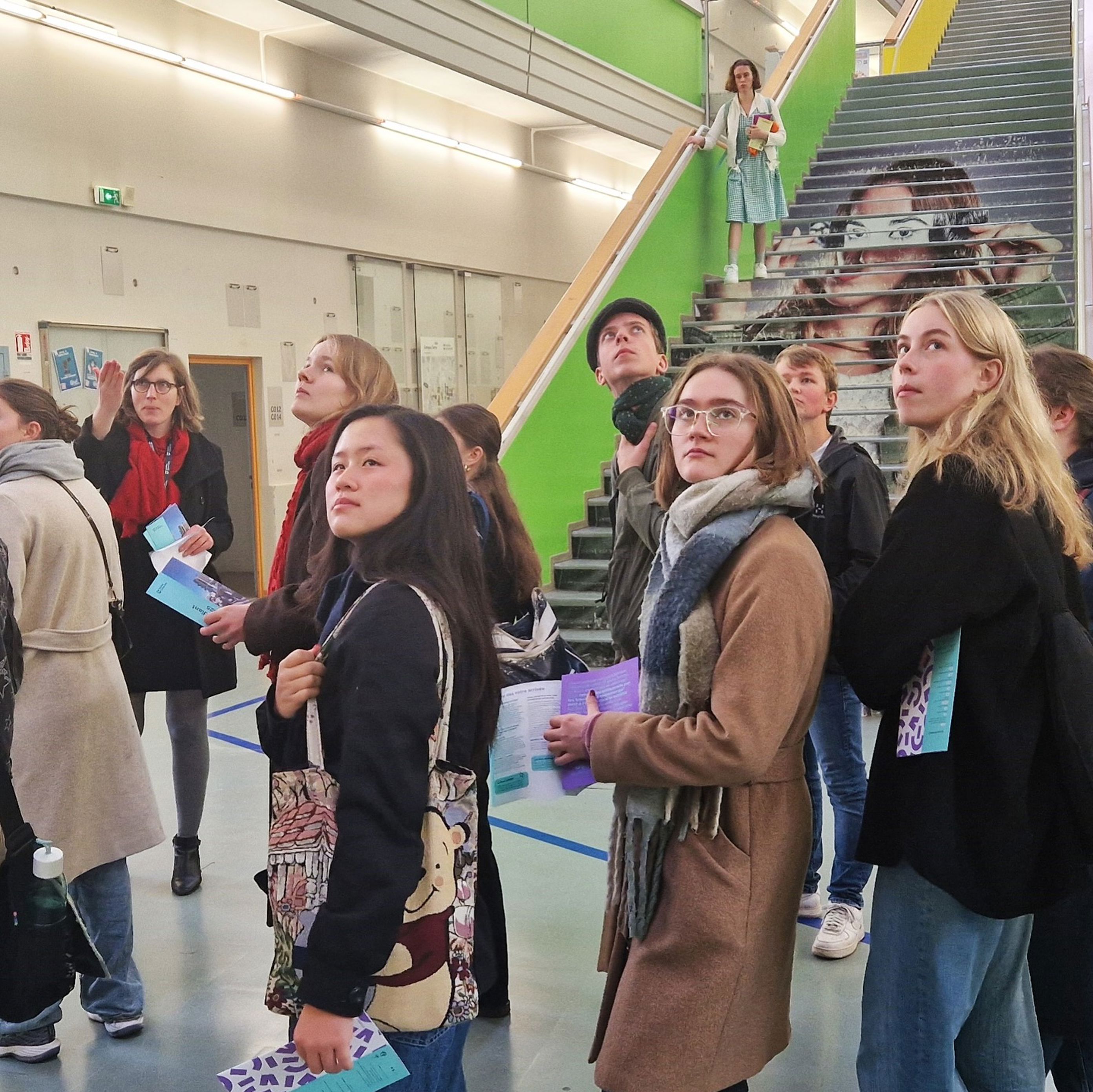 Foto: Ulysse Le Bihan en gruppe mennesker som står i en gang