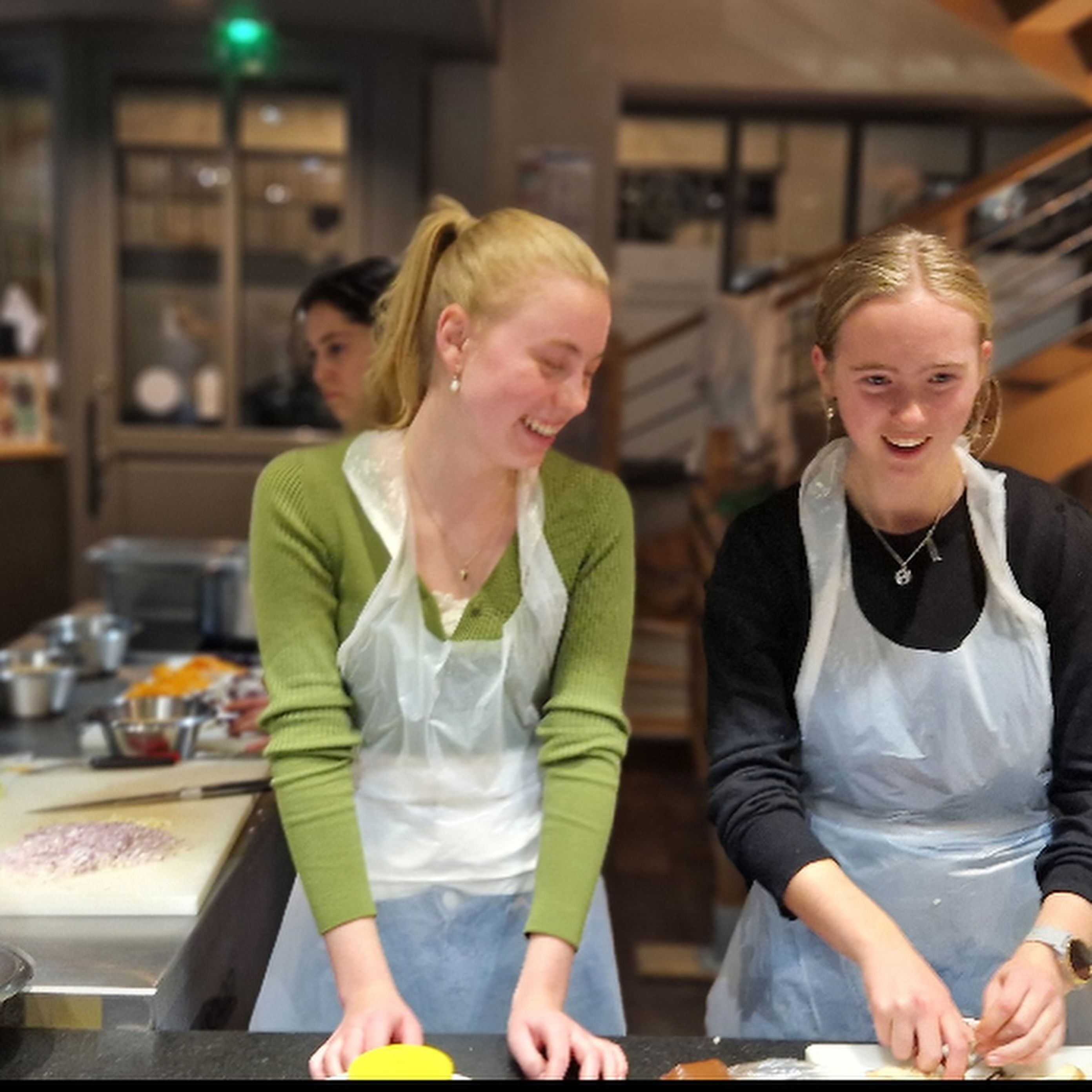 Foto: Ulysse Le Bihan Noen få personr på et kjøkken