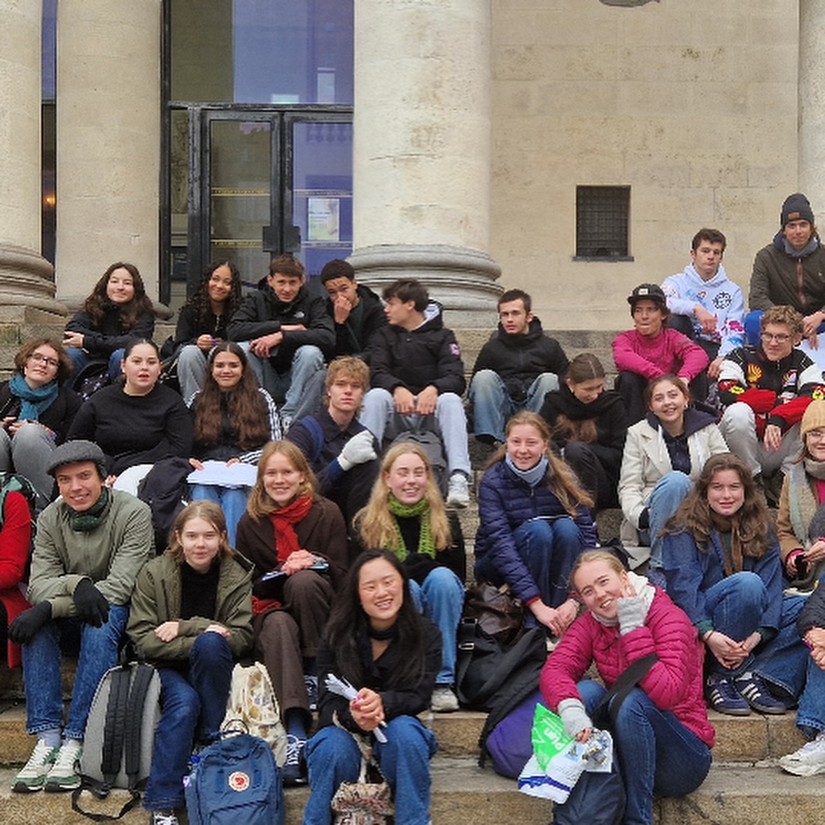 en gruppe mennesker som sitter på trapper