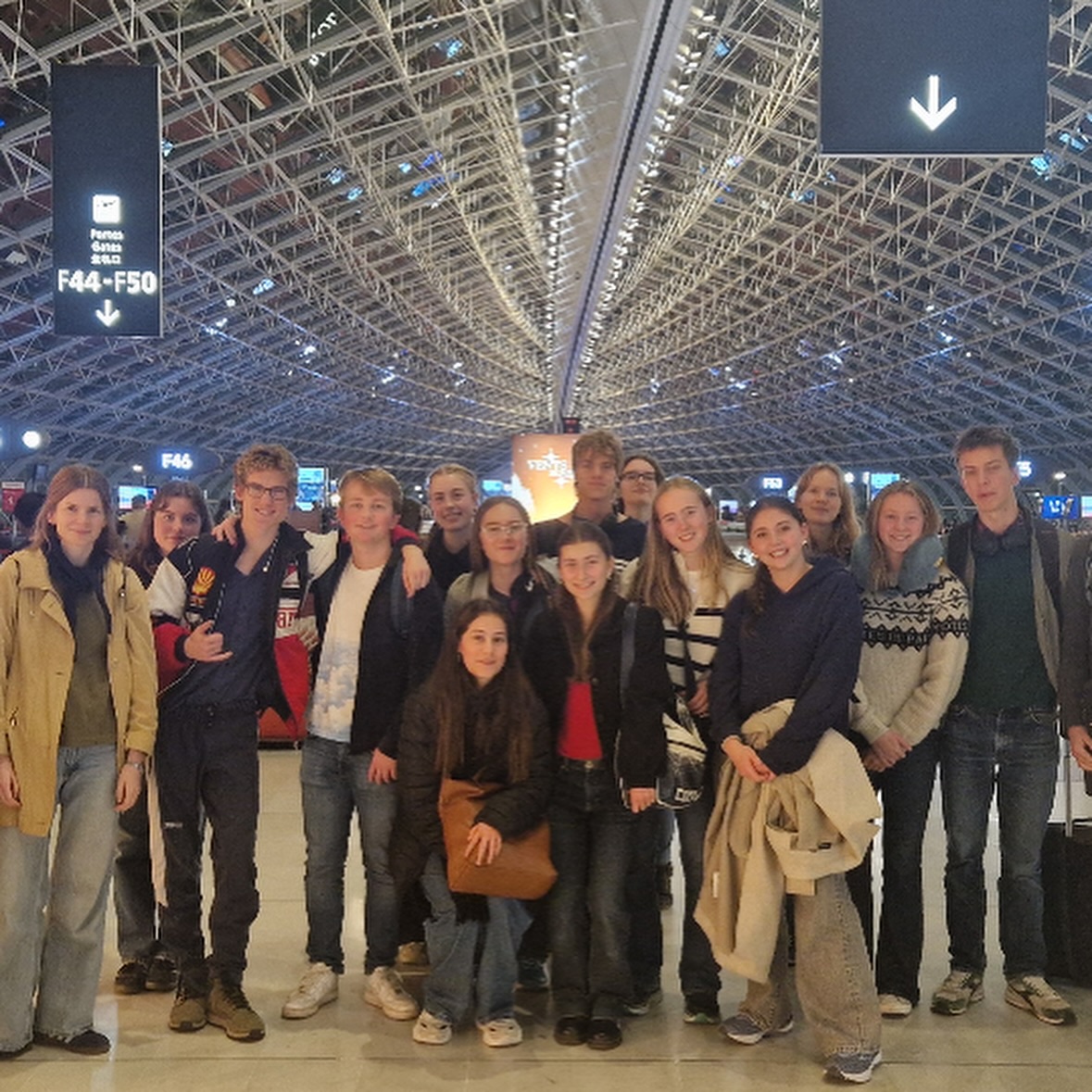 en gruppe mennesker som poserer for et bilde foran en stor folkemengde