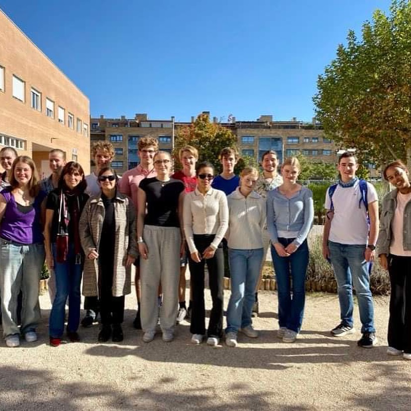 en gruppe mennesker som poserer for et bilde