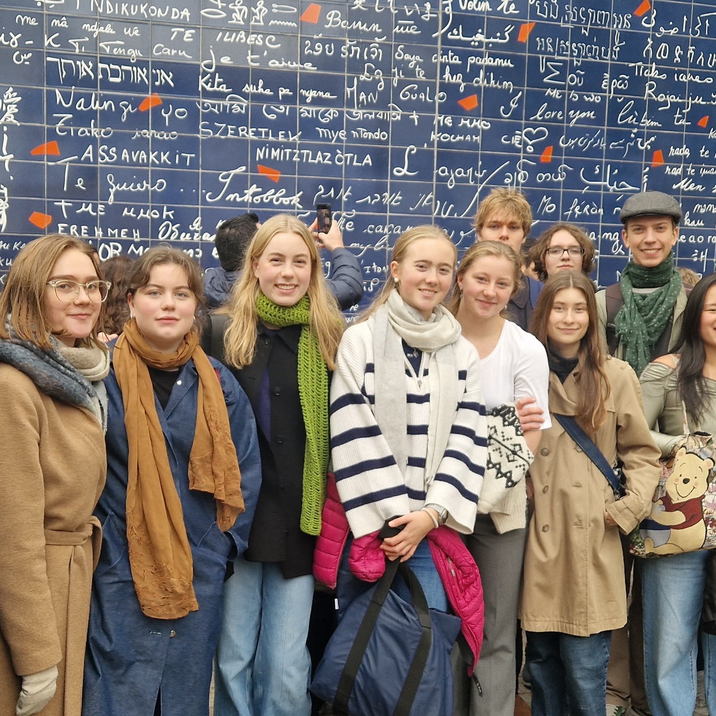 en gruppe mennesker som poserer for et bilde