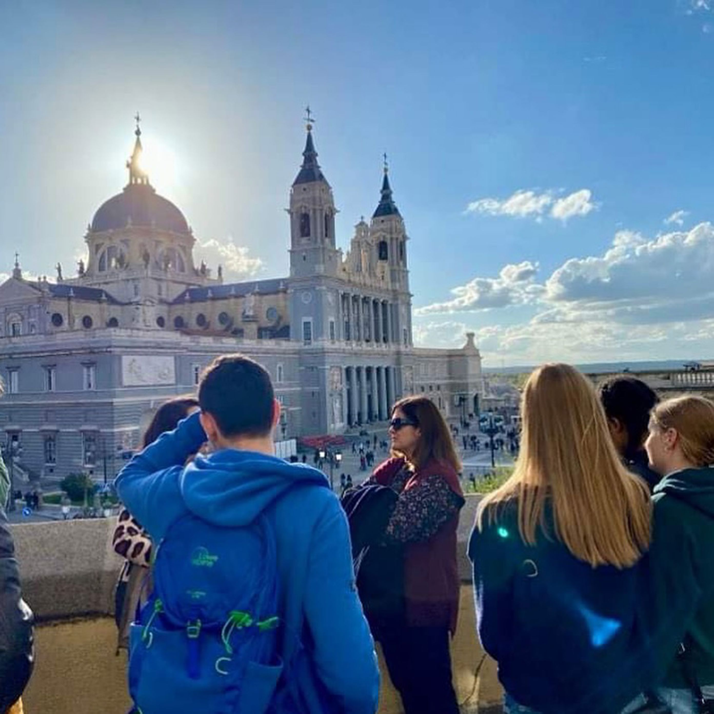 Foto: Trude Bjerga en gruppe mennesker som står foran en stor bygning