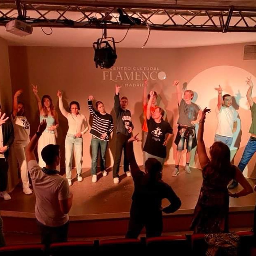 en gruppe mennesker på en scene