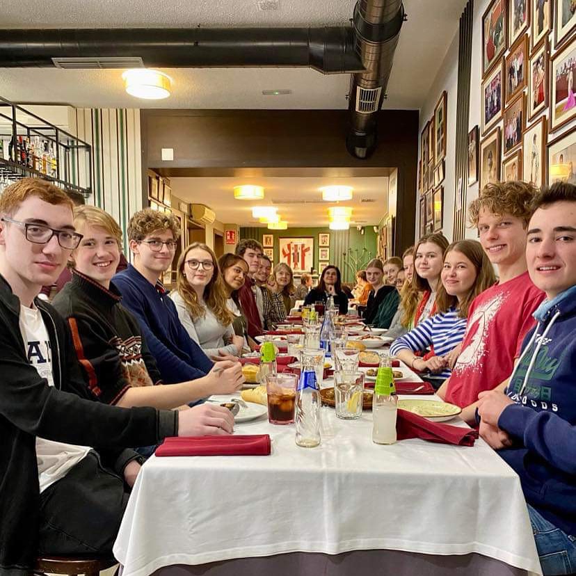 en gruppe mennesker som sitter ved et bord