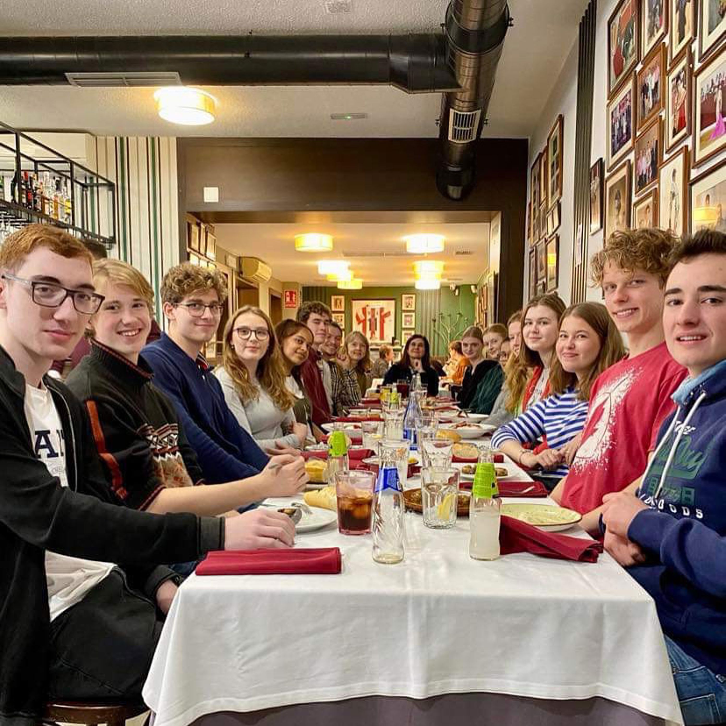 Foto: Trude Bjerga en gruppe mennesker som sitter ved et bord