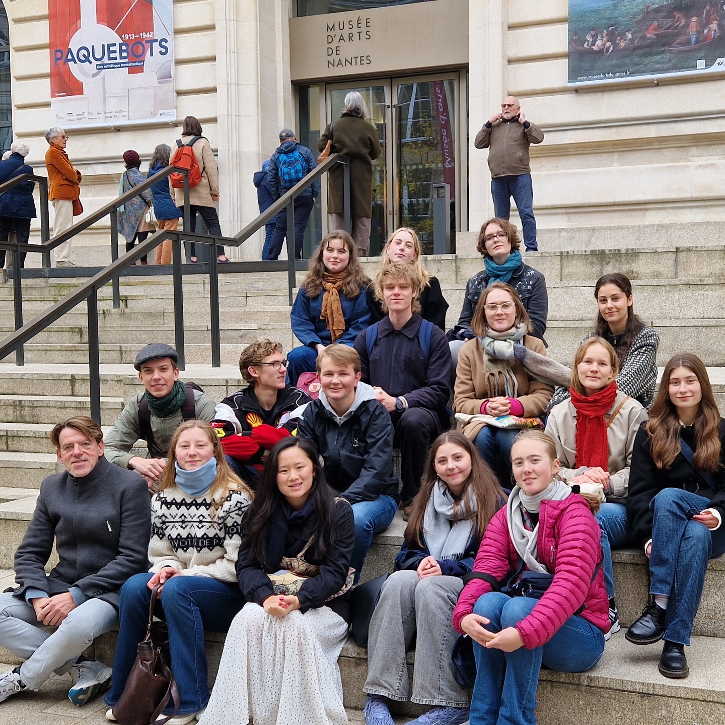 en gruppe mennesker som sitter i trapper