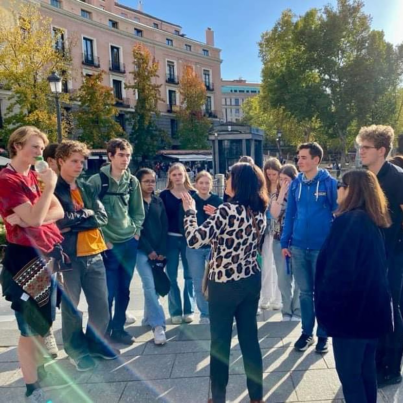 En gruppe mennesker som går på et fortau