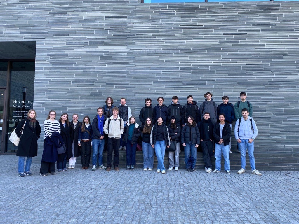 en gruppe mennesker som poserer for et bilde