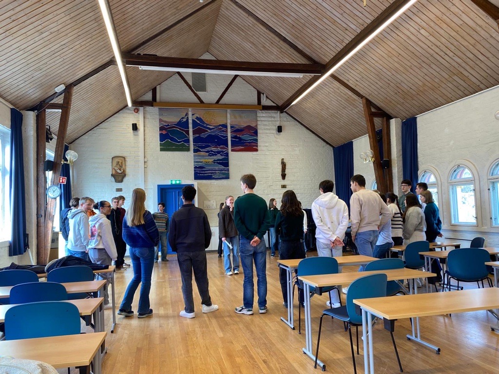 en gruppe personer i et rom