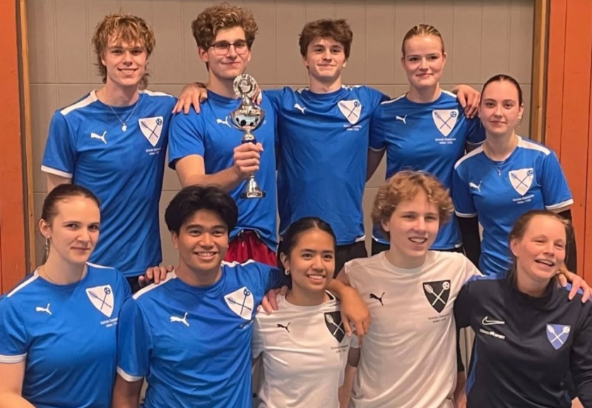 en gruppe mennesker som poserer for et bilde