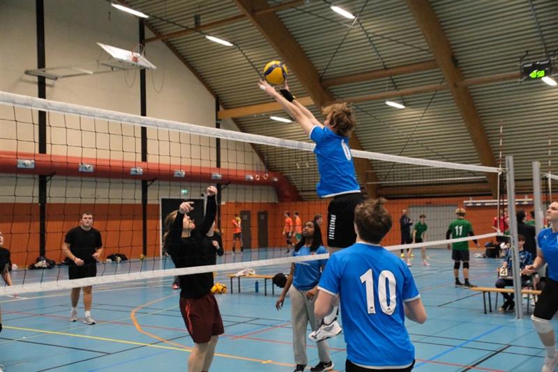 En gruppe mennesker som spiller volleyball