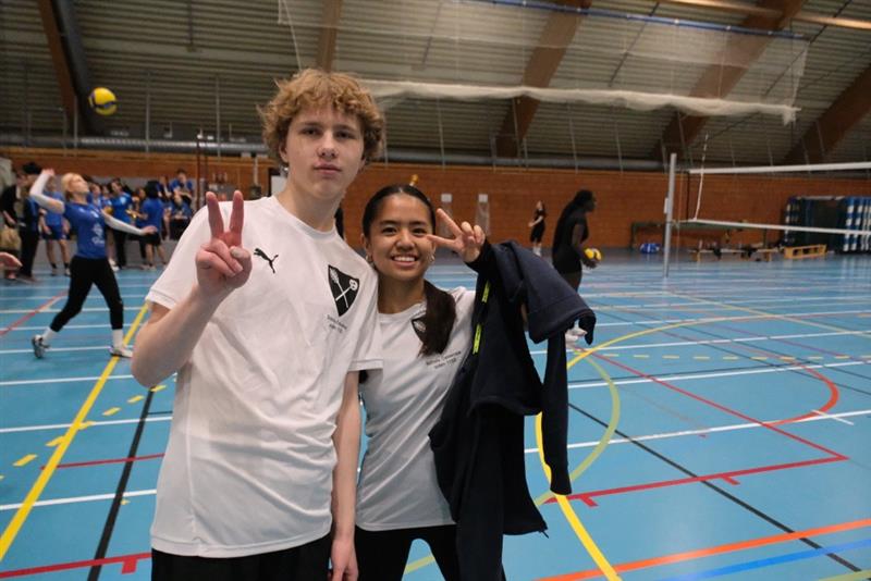 et par menn som poserer for kameraet