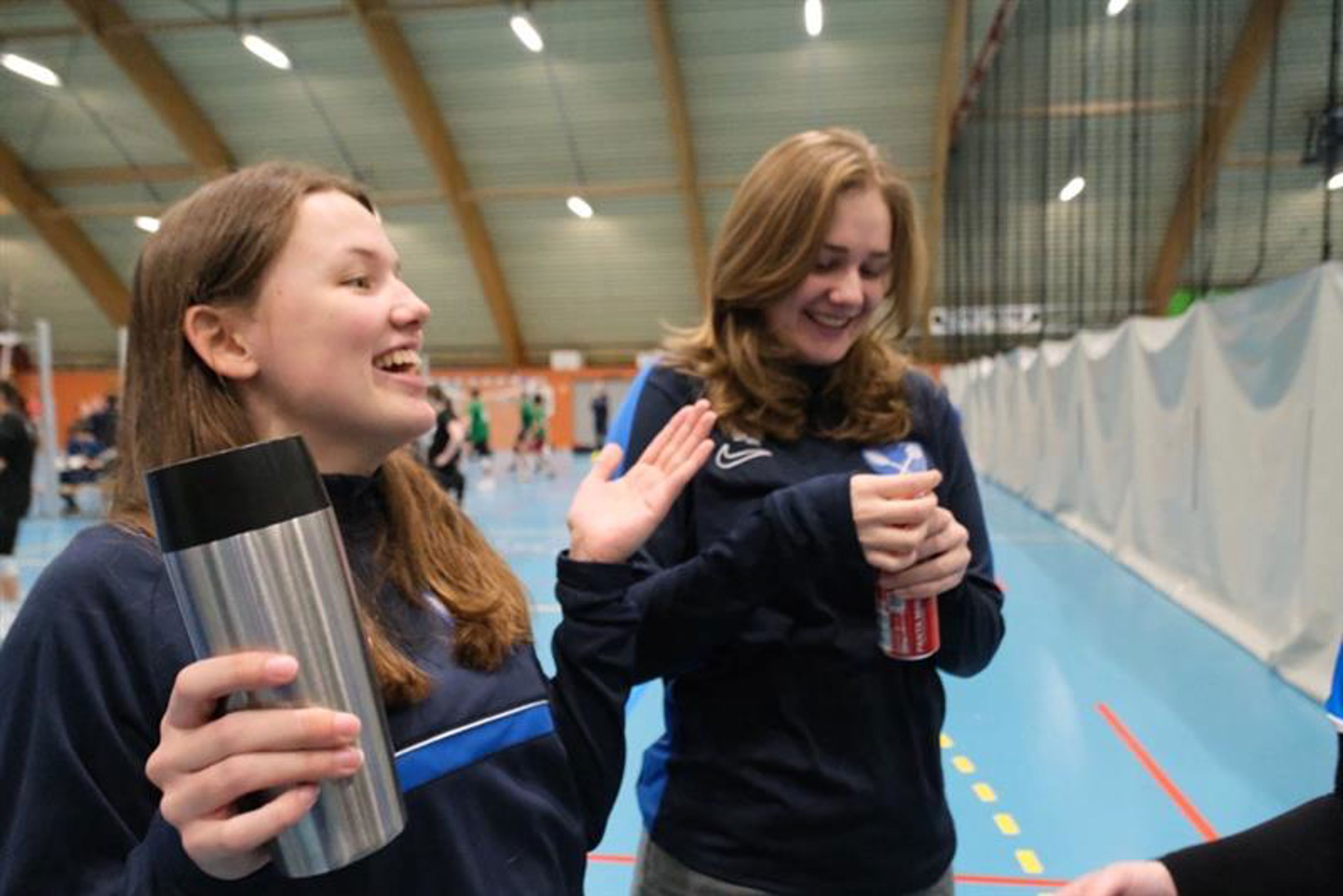 Foto: Rafael Carmelli et par personr som holder et trofé