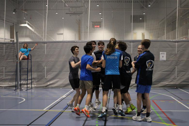 en gruppe mennesker som står på en bane