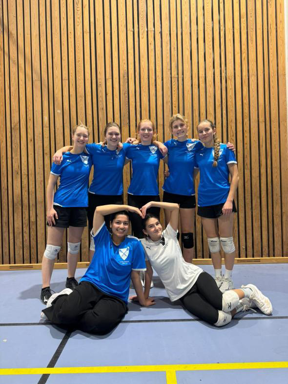 en gruppe mennesker som poserer for et bilde