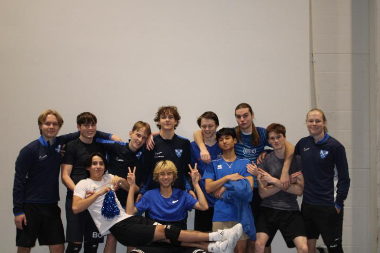 en gruppe mennesker som poserer for et bilde