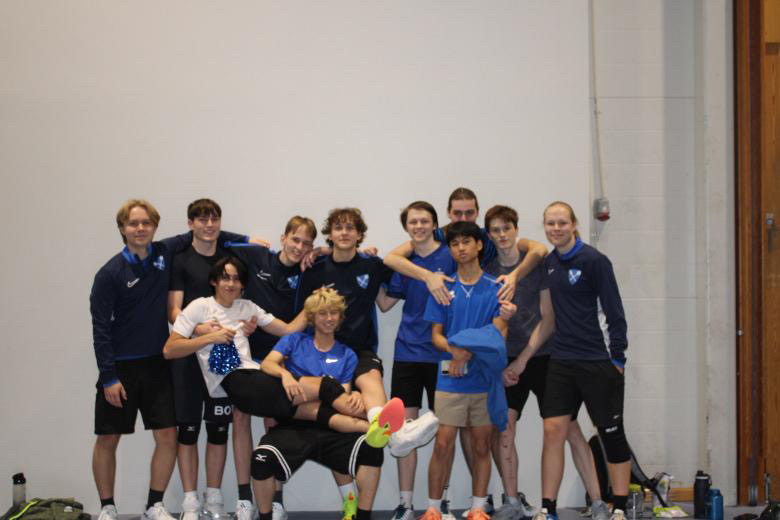 en gruppe mennesker som poserer for et bilde