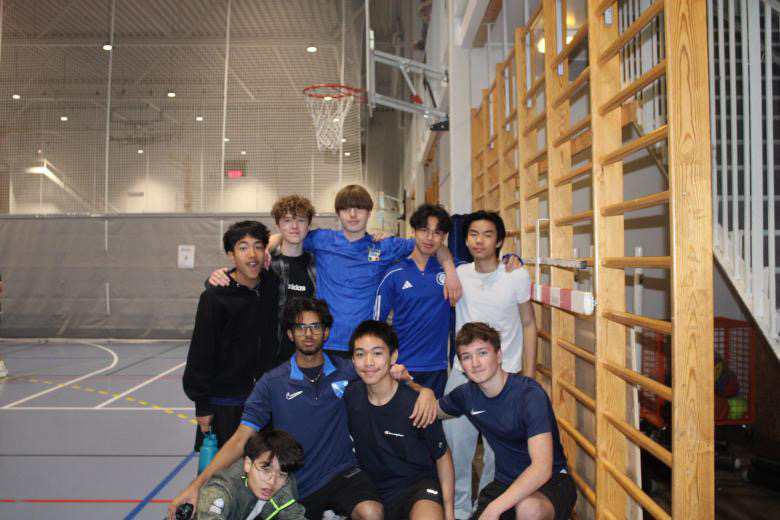 en gruppe mennesker som poserer for et bilde