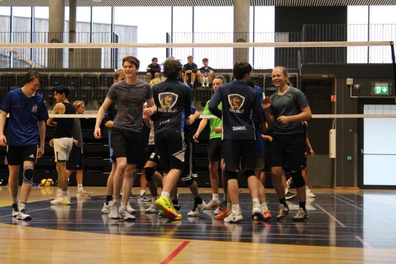 En gruppe mennesker i et treningsstudio