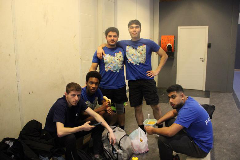 en gruppe menn poserer for et bilde