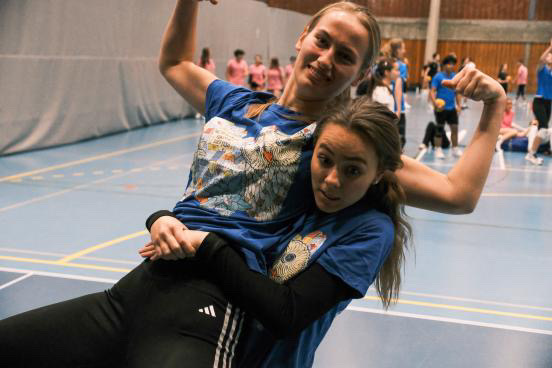 en person og en person som danser