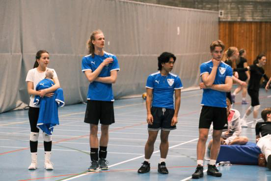 En gruppe mennesker i et treningsstudio