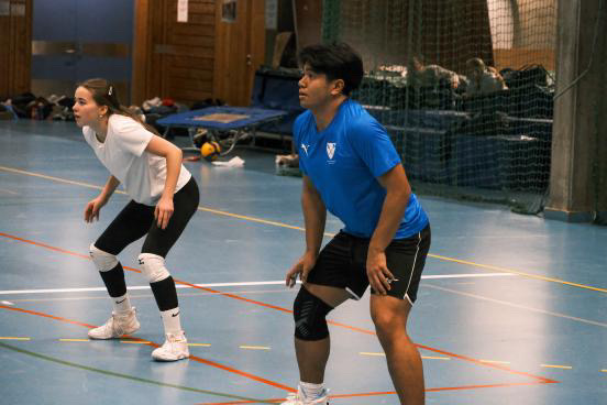 et par personer som spiller volleyball