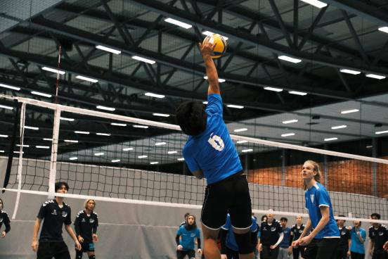 en person som hopper for å fange en ball