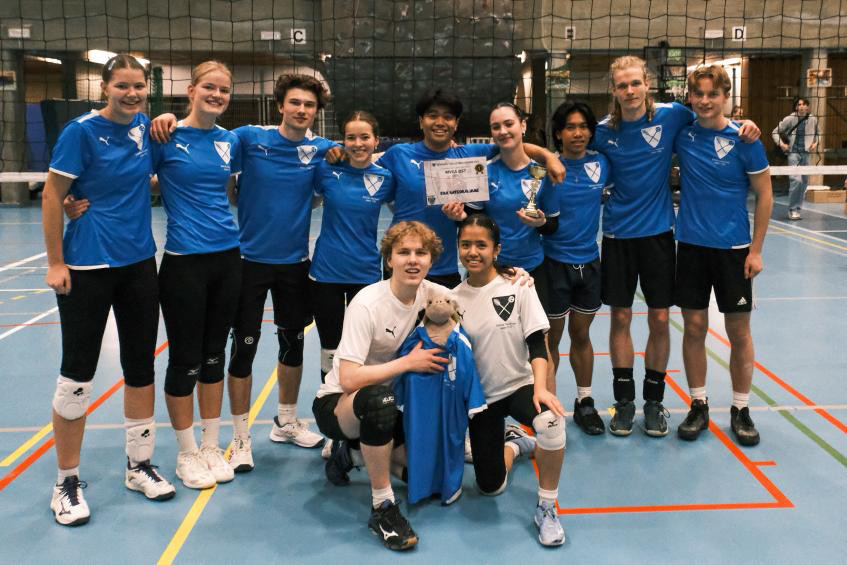 en gruppe mennesker som poserer for et bilde