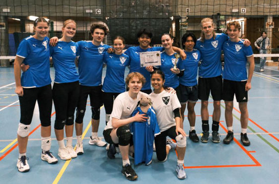 Foto: Katta Volley en gruppe mennesker som poserer for et bilde